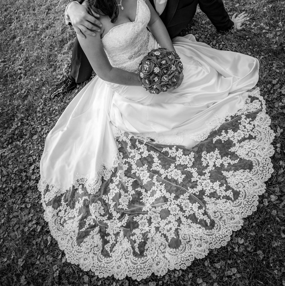 One of a kind wedding dress! Preserved! - Picture 3 of 6